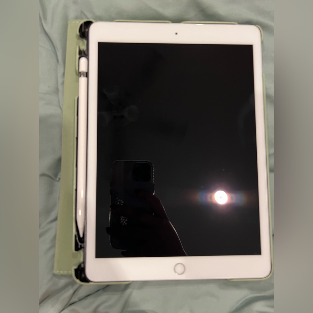 2021 iPad 8th generation- Silver 32GB with 1st generation Apple Pencil